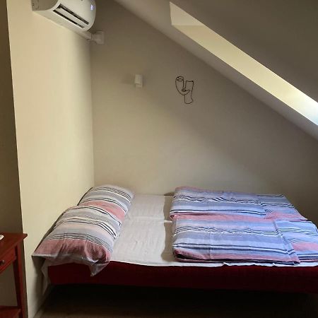 35 Vendeghaz Pecs Apartment ภายนอก รูปภาพ
