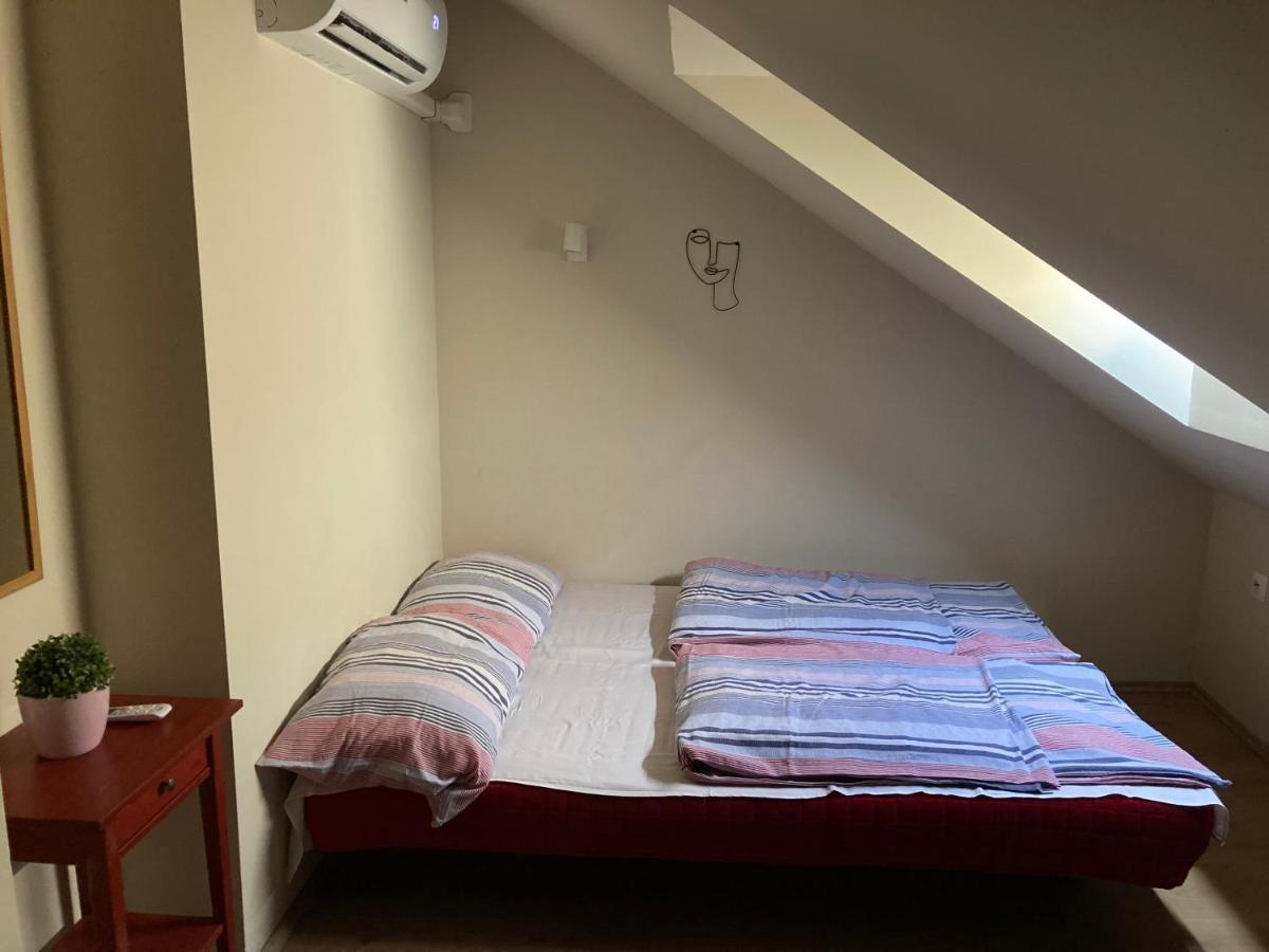 35 Vendeghaz Pecs Apartment ภายนอก รูปภาพ